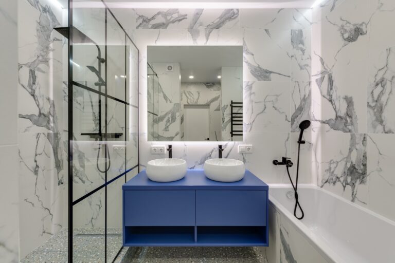 bagno moderno blu